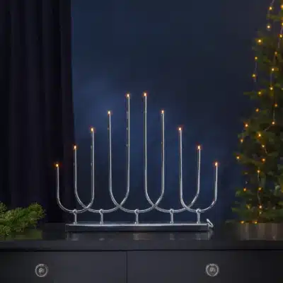 ljusstake novum med granar i mörk bakgrund